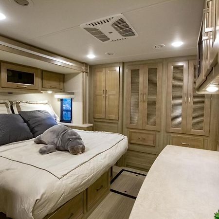 River Safaris, Stationary Class A Motorcoach, Old Homosassa Exterior photo