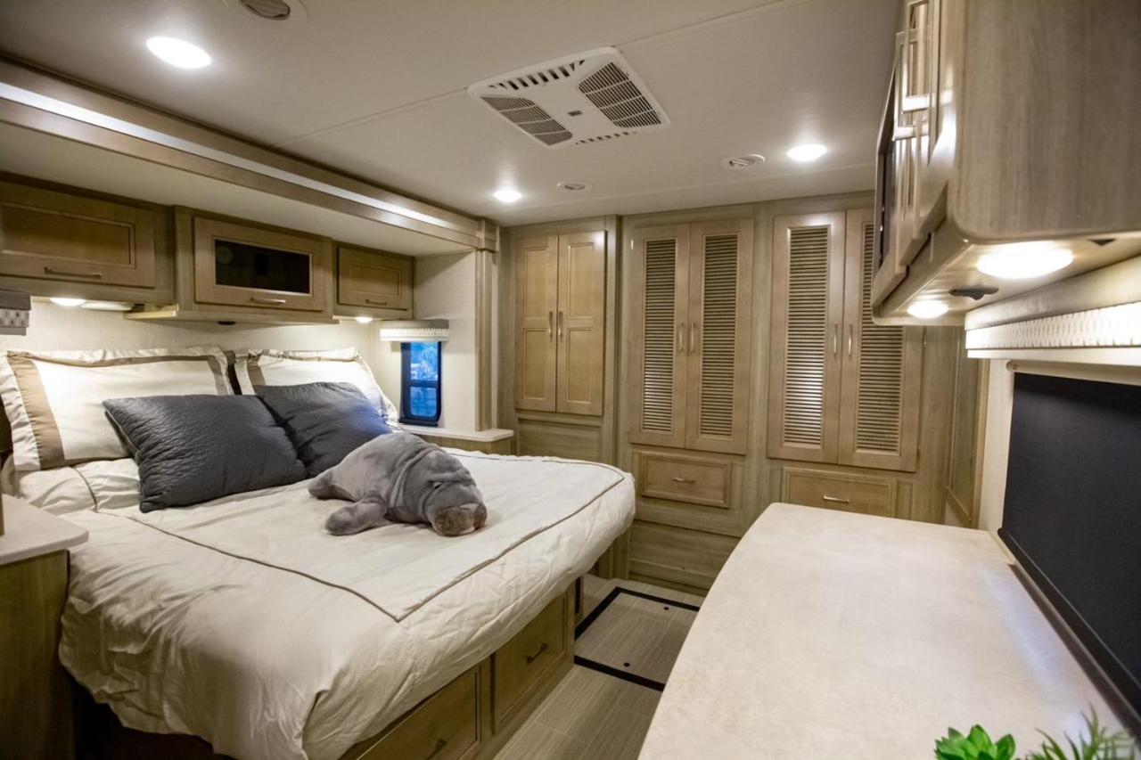 River Safaris, Stationary Class A Motorcoach, Old Homosassa Exterior photo