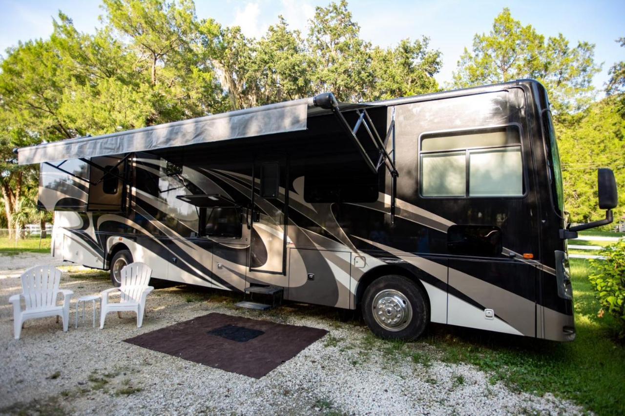 River Safaris, Stationary Class A Motorcoach, Old Homosassa Exterior photo
