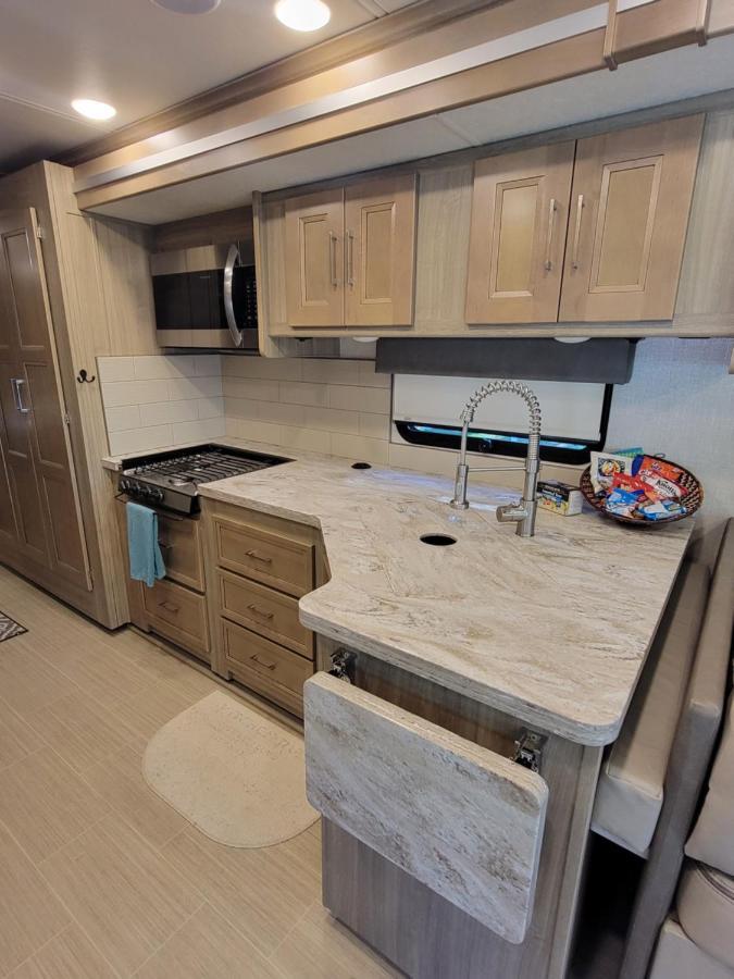 River Safaris, Stationary Class A Motorcoach, Old Homosassa Exterior photo