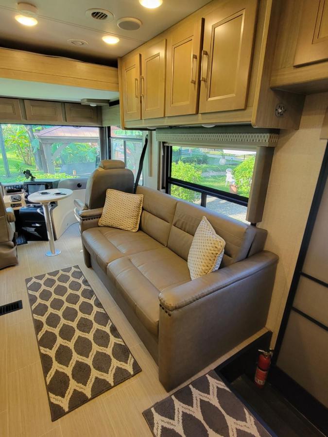 River Safaris, Stationary Class A Motorcoach, Old Homosassa Exterior photo