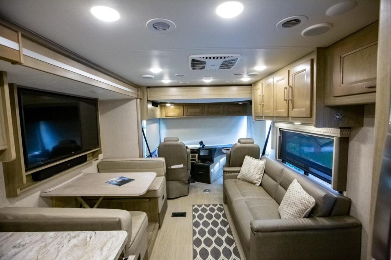 River Safaris, Stationary Class A Motorcoach, Old Homosassa Exterior photo