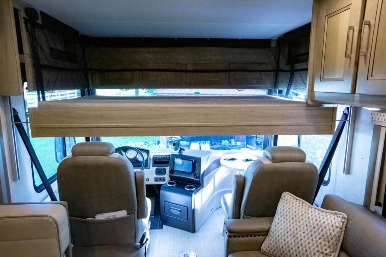 River Safaris, Stationary Class A Motorcoach, Old Homosassa Exterior photo