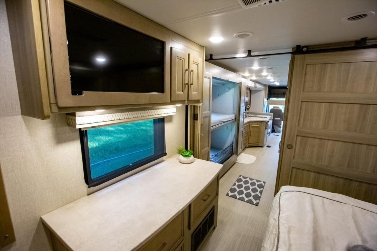 River Safaris, Stationary Class A Motorcoach, Old Homosassa Exterior photo